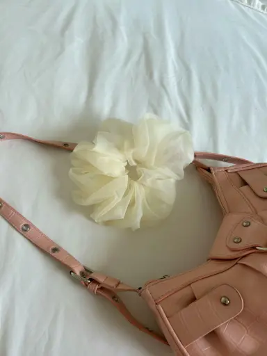 WHITE SCRUNCHY